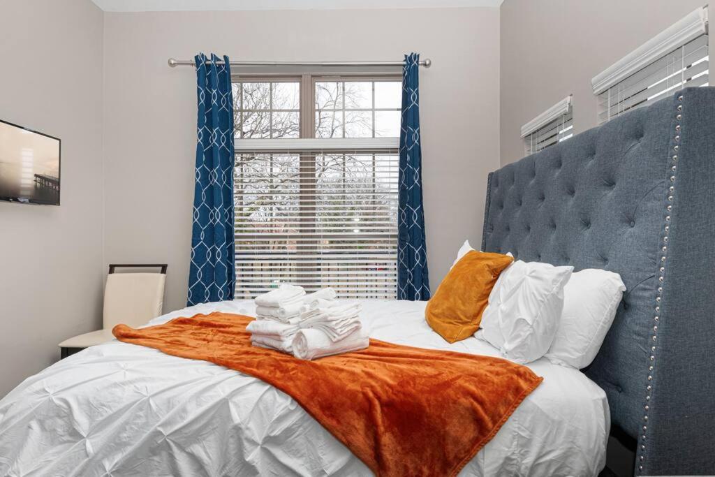 Appartamento Chic Uptown Unit With Gym, Pool Charlotte Esterno foto